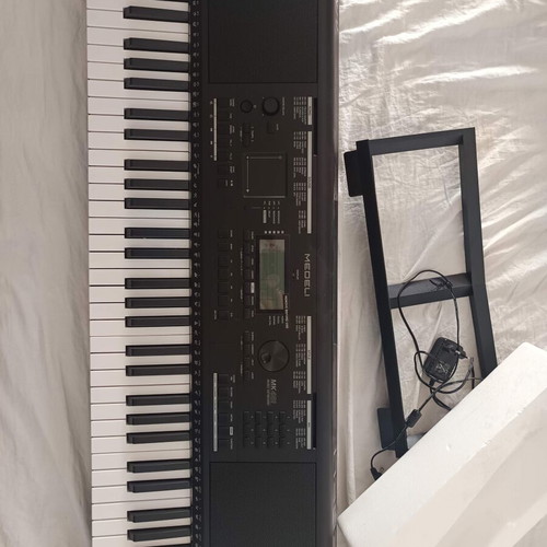 Medeli MK-401 keyboard with 61 dynamic keys