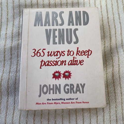 Mars and Venus mini book like new, John Gray, love tips