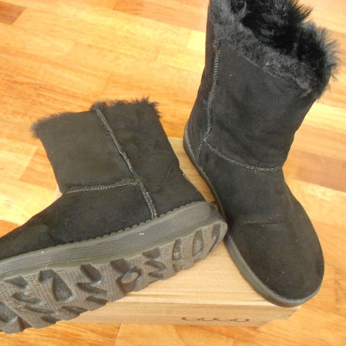 Go Go Shoes women's boots like new, black suede with fur lining