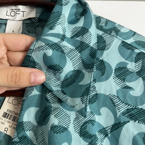 Short-sleeve shirt used, blue and turquoise, v neck with pointed collar