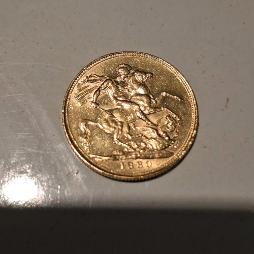 Collectible gold English sovereign Queen Victoria 1880 and 1890 like new