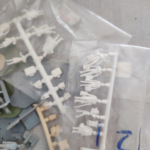 Modeling figures with bicycles, horses, soldiers, weapons and civilians, scale 1/72