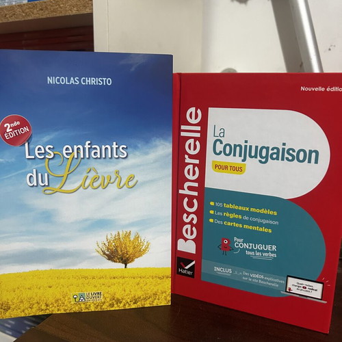 Bescherelle La conjugaison pour tous French grammar book with Les enfants du Lièvre novel
