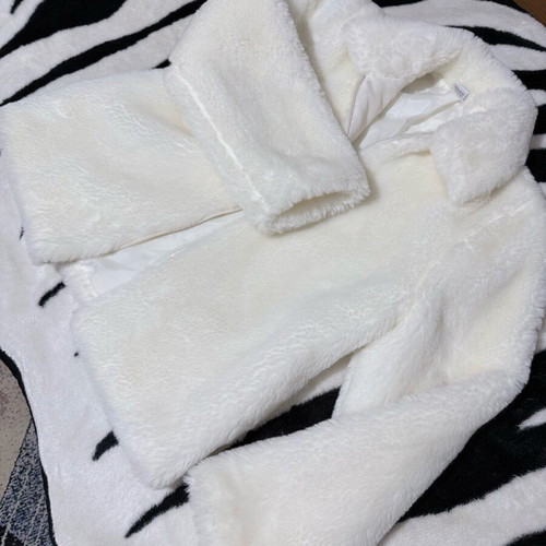 White women's fur coat like new, size 38-40