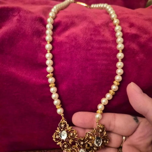 Faux bijoux set like new, white