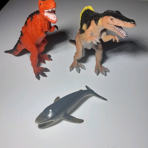 Rubber dinosaurs and animals used, set of 31 pieces