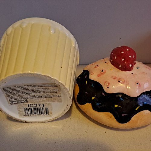 Ceramic cupcake cookie jar with glossy finish