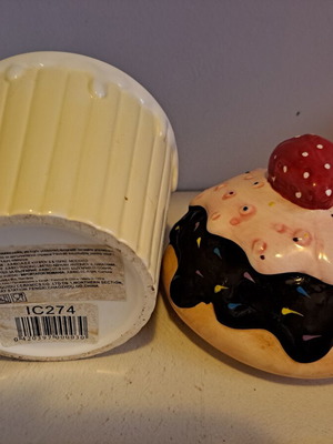 Ceramic cupcake cookie jar with glossy finish