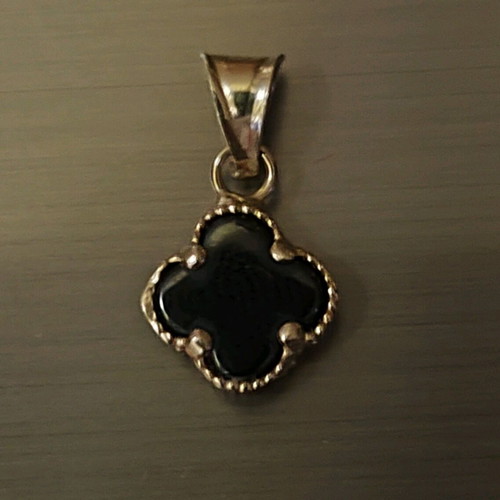 Black Clover gold pendant new, 14k yellow gold with onyx
