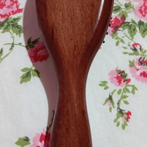 Small hairbrush with metal pins and rubber cushion