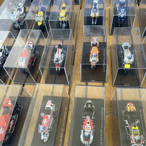 Collectible Display Motorcycles new, 39 in total