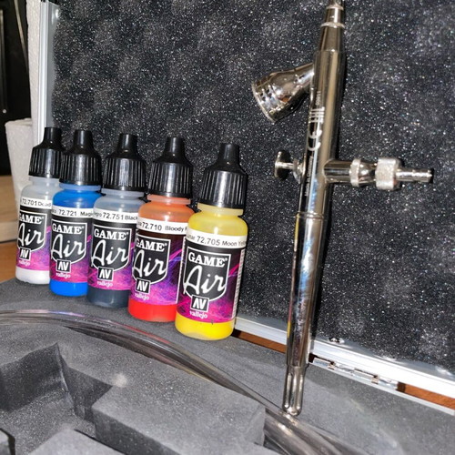 Airbrush with full equipment and 5 colors, new