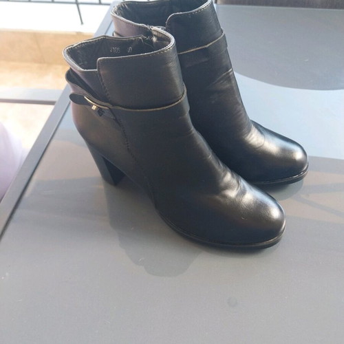 Queen women's ankle boots size 40 like new, black