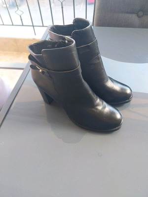 Queen women's ankle boots size 40 like new, black