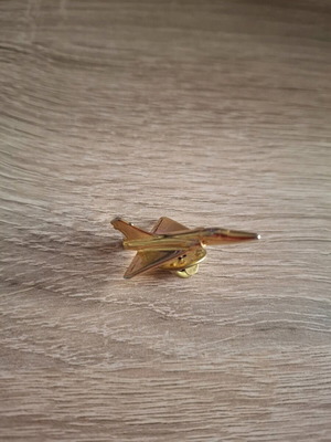 Pin f16 like new, gold color