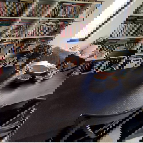 Μαύρη τραπεζαρία ΙΚΕΑ με 6 καρέκλες σαν καινούργιο