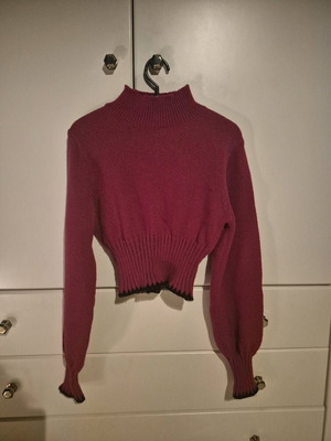 Shein women's sweater like new, red cropped with black details