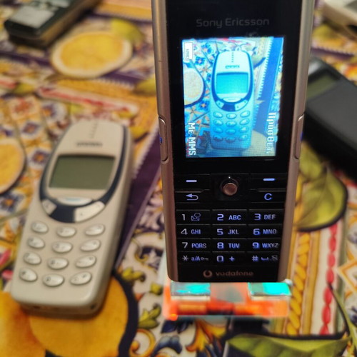 Sony Ericsson V600i vintage mobile phone used, black