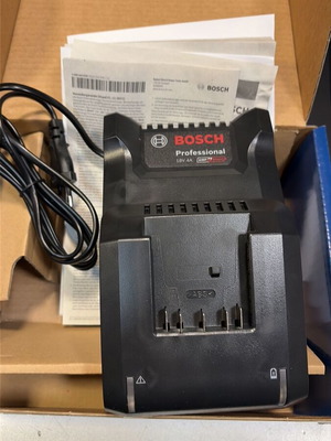 Bosch GAL 18V-40 original charger new (18V, 4.0A, 3-year warranty)