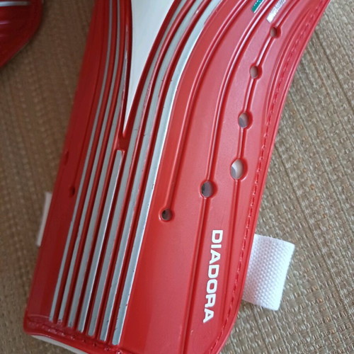 Diadora football shin guards No L in very good condition