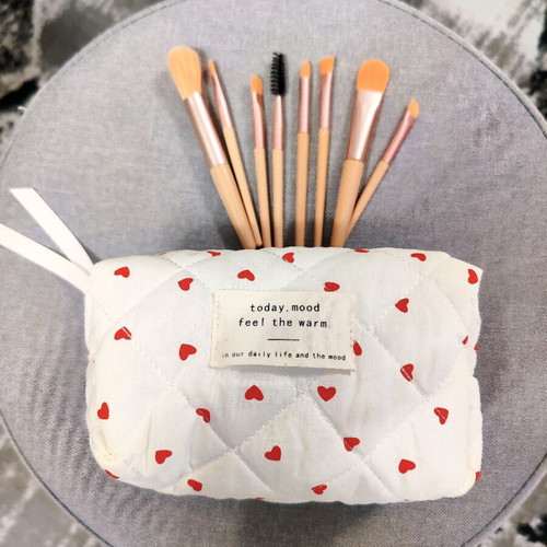 Makeup brush set of 8 with heart-patterned pouch new