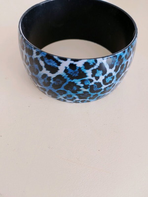 Bracelet used, blue tiger print