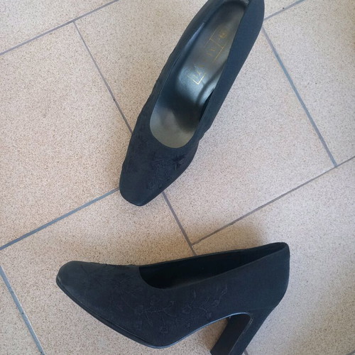 Black pumps like new, size 37, embroidered details