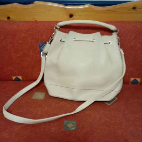 Beige drawstring crossbody bag like new with inner pocket