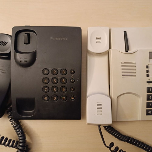 Set of 2 wired Panasonic KX-TS500EXB and Telecom Pronto 20 phones used