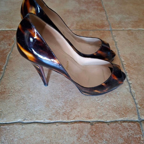 Christian Louboutin peep toe γόβες σαν καινούργιες, με αποχρώσεις ταρταρούγα
