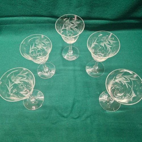 Stemmed wine glasses with engraved design, set of 5, like new
