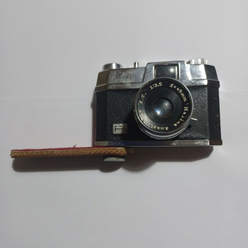Kodak and Halina cameras, pack of 2 with case