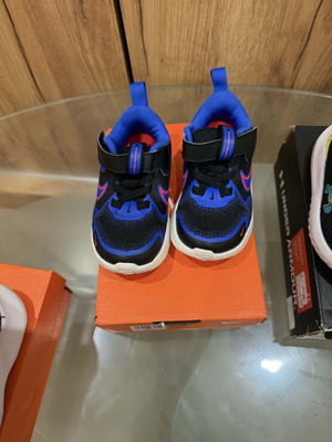Μωρουδιακά αθλητικά παπούτσια Nike σαν καινούργια, μέγεθος 22