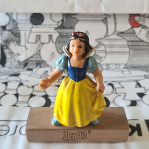 Snow White Disney figure used, vintage 1982