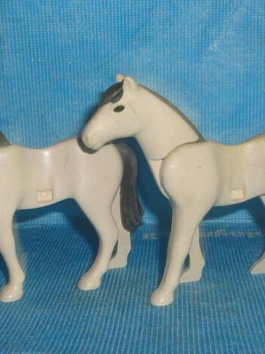 Playmobil set of 4 horses without saddles