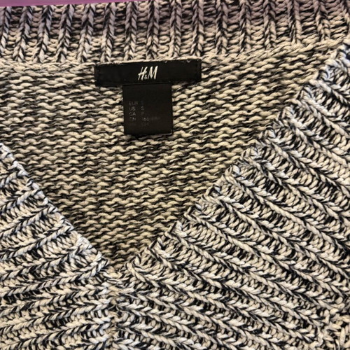 H&M sweater with 3/4 sleeve like new, black and gray, size S