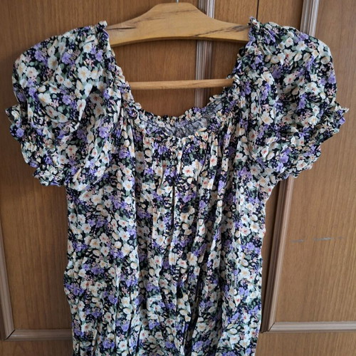 Vintage Floral Top used off-the-shoulder boho style size M