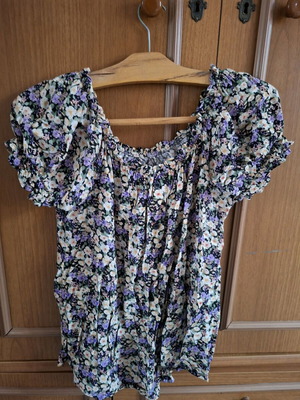 Vintage Floral Top used off-the-shoulder boho style size M