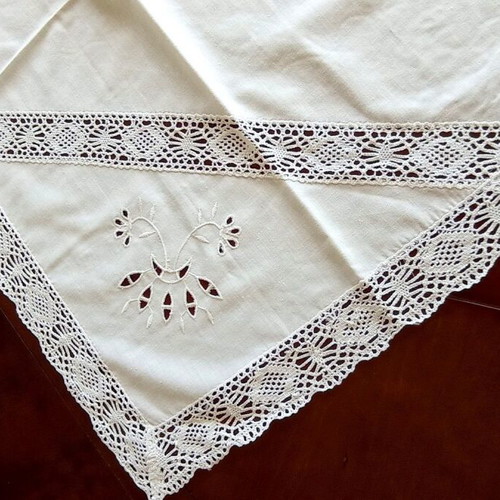 Vintage table runner 79x79 cm with lace and cutwork embroidery like new