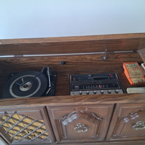 Furniture radio with built-in turntable, excellent condition