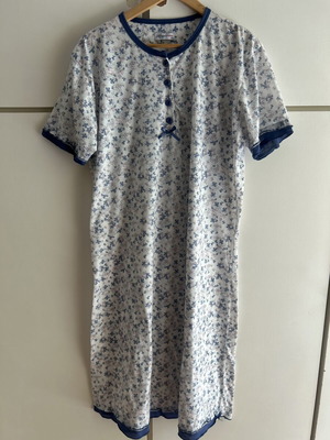 Cotton nightdress XXL like new, white and blue