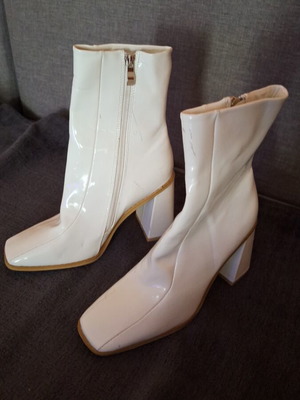 Patent leather boots new with slight defects, size 36, white