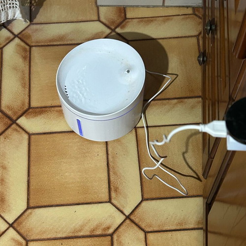 Pet water fountain like new, automatic water dispenser with USB