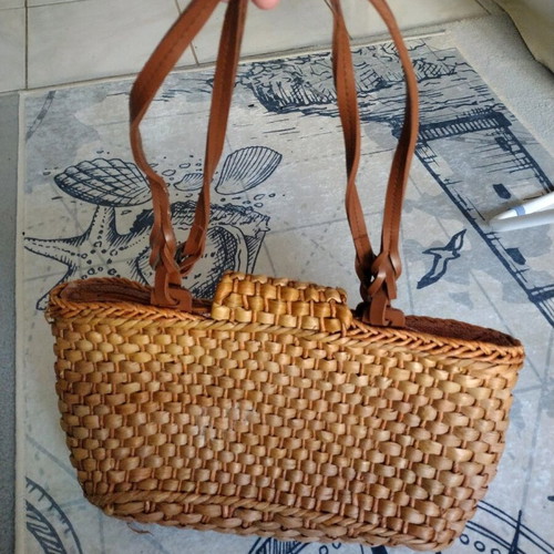 Woven women's bag like new with zipper and magnet made of straw