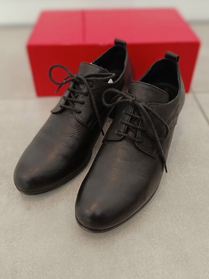 Кожени Oxfords Bueno употребявани, черни с ток номер 39