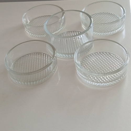 Serving set like new, 4 small bowls and 1 large glass bowl