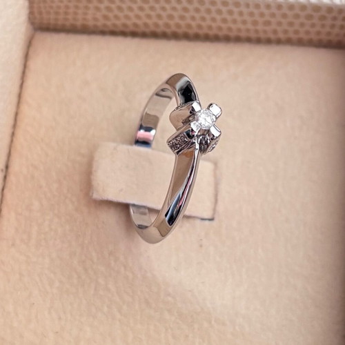 Diamond Solitaire Ring 18K White Gold like new, 0.06ct center