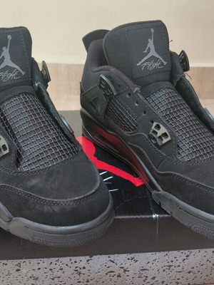 Παπούτσια παιδικά Air Jordan 4 σαν καινούργιο, νούμερο 39, μαύρα, όχι γνήσια