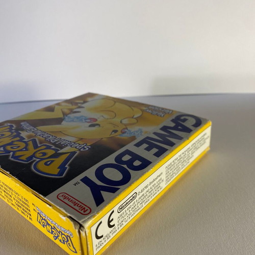Pokemon Yellow Special Pikachu Edition Game Boy like new, first English print 00