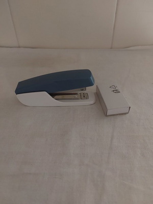 Hand stapler new with capacity up to 10 sheets and box of 1000 staples